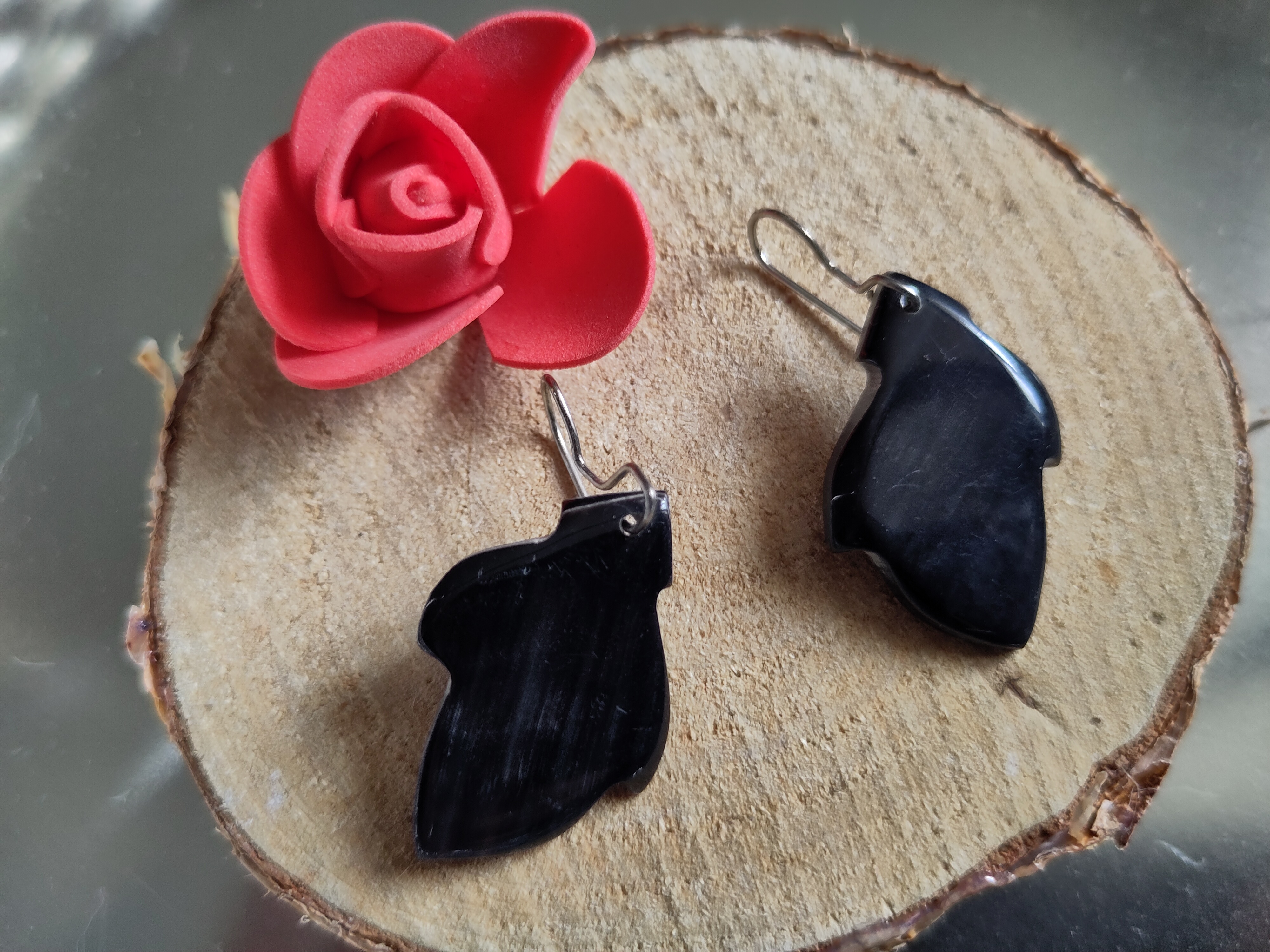 boucle_oreilles_feuille_zebu_noire.jpg