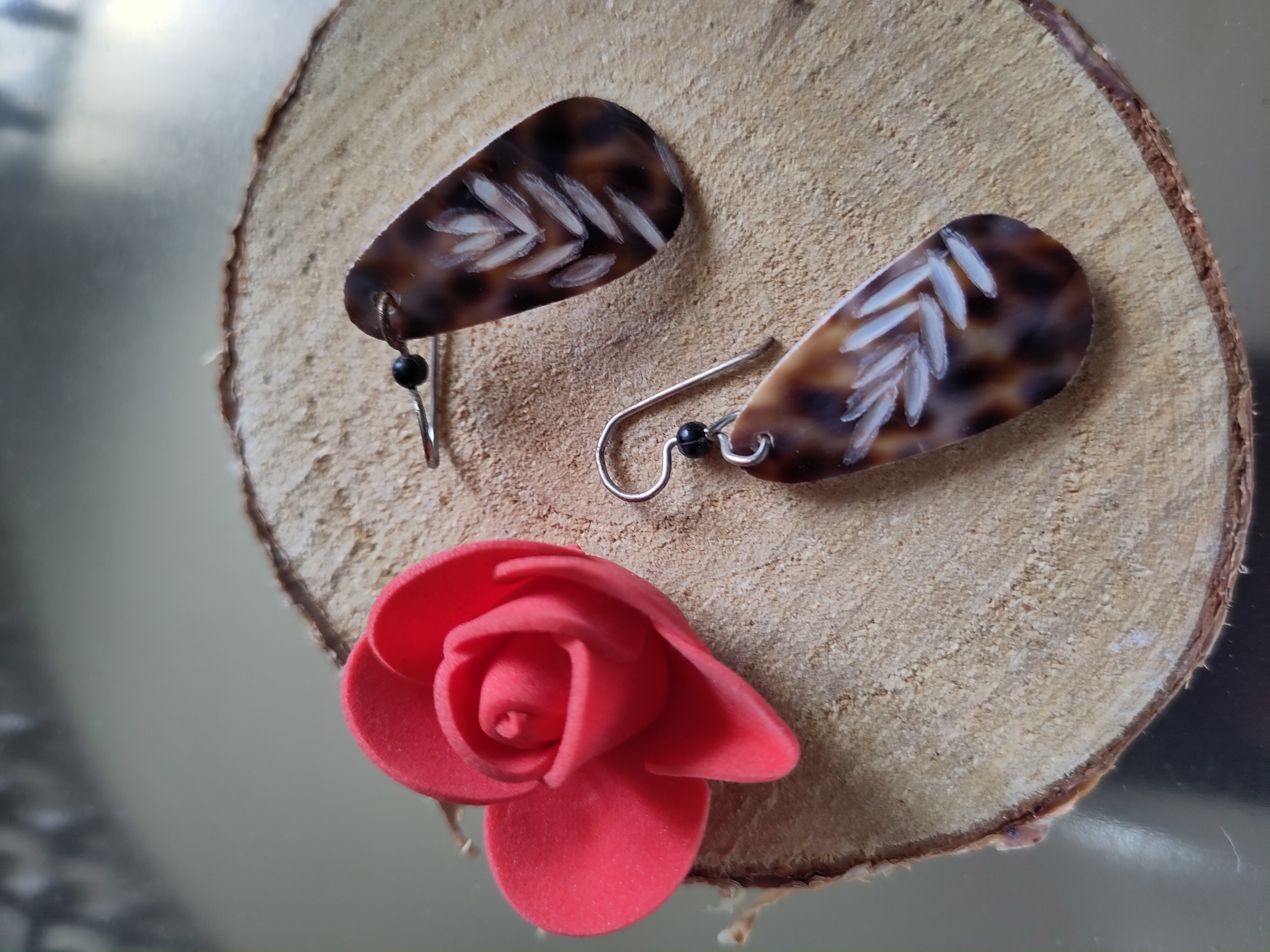boucle_oreilles_larme_coquillage_avec_plante.jpg