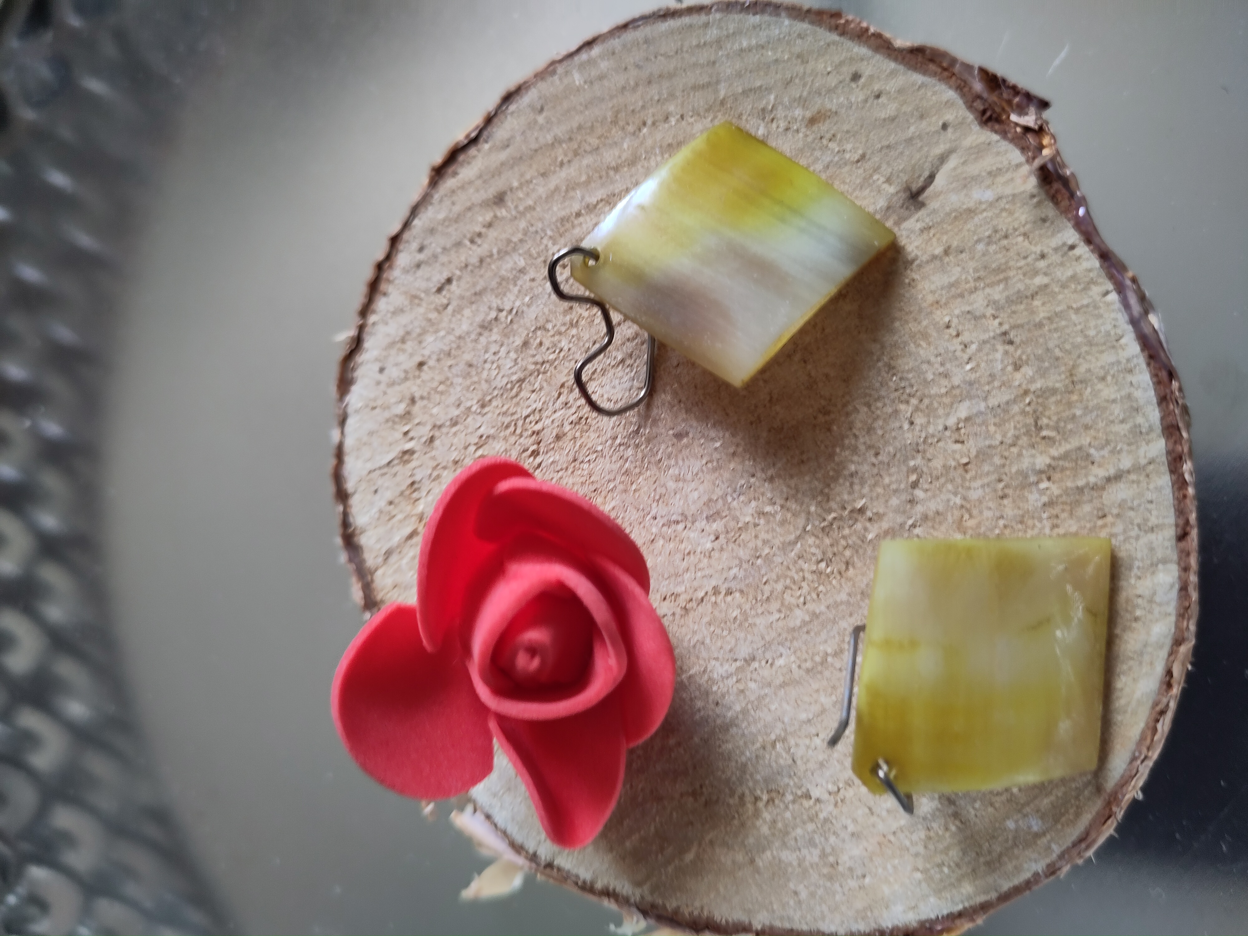 boucle_oreilles_losange_zebu_jaune.jpg